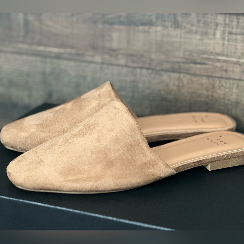 A New day THEA Flats
Size 8 (38.5)
Brand new